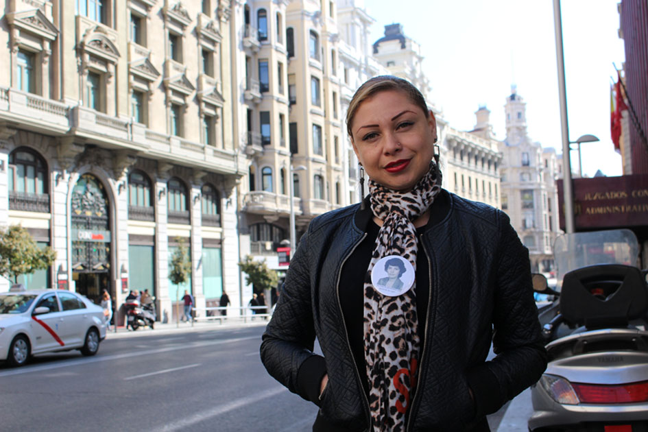 Andrea Torres Bautista, activista y abogada colombiana, en la Gran Vía de Madrid. Fotografía: Silvia Arjona.