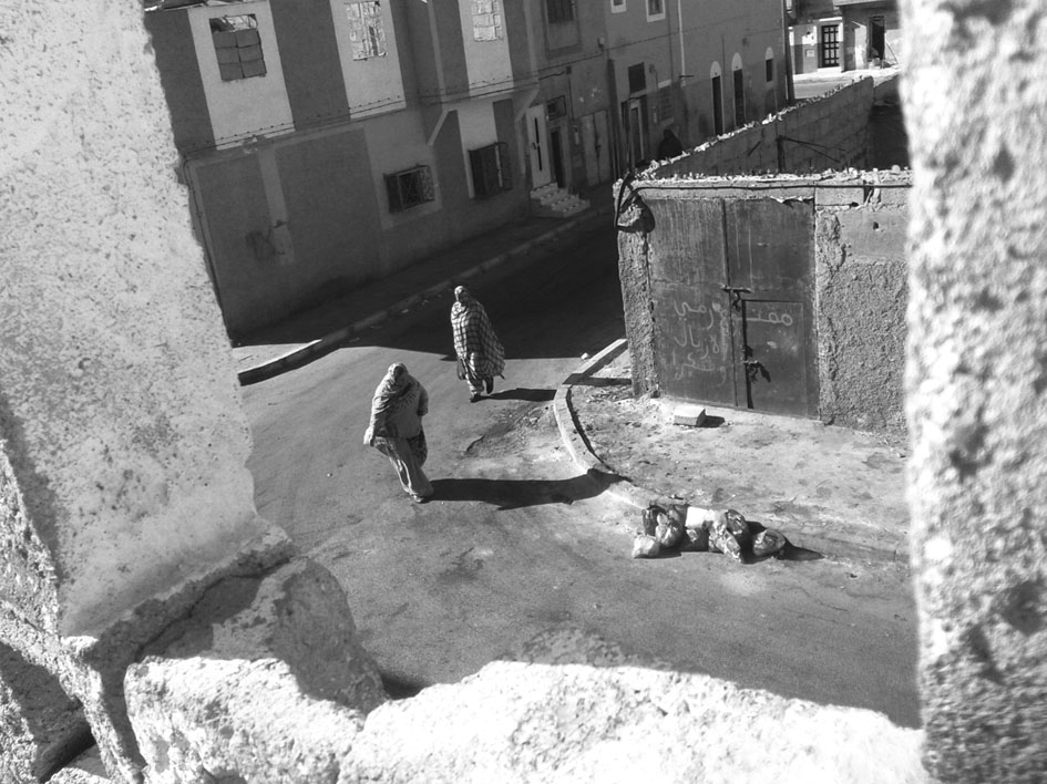 Mujeres cruzando la calle en un barrio de mayoría saharaui en El Aaiún ocupado. Fotografía: Santi Gimeno.