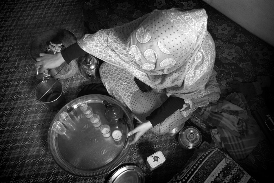 Joven haciendo el té en el campamento de población refugiada de Bojador (Argelia). Fotografía: Santi Gimeno.