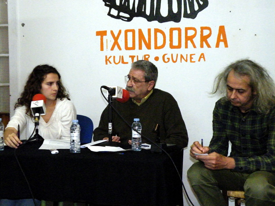 Jabier Salutregi en la radio Ttan Ttakun Irratia. Fotografía realizada por Javier Gonzalez.