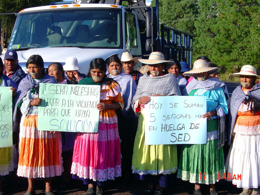 Mujeres nazahuas durante una acción de protesta luchando por el agua. Fotografía de Anahí C. Gómez.