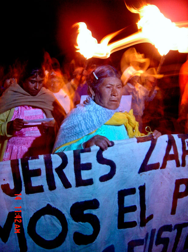 Una mujer nazahua liderando una protesta. Fotografía de Anahí C. Gómez.