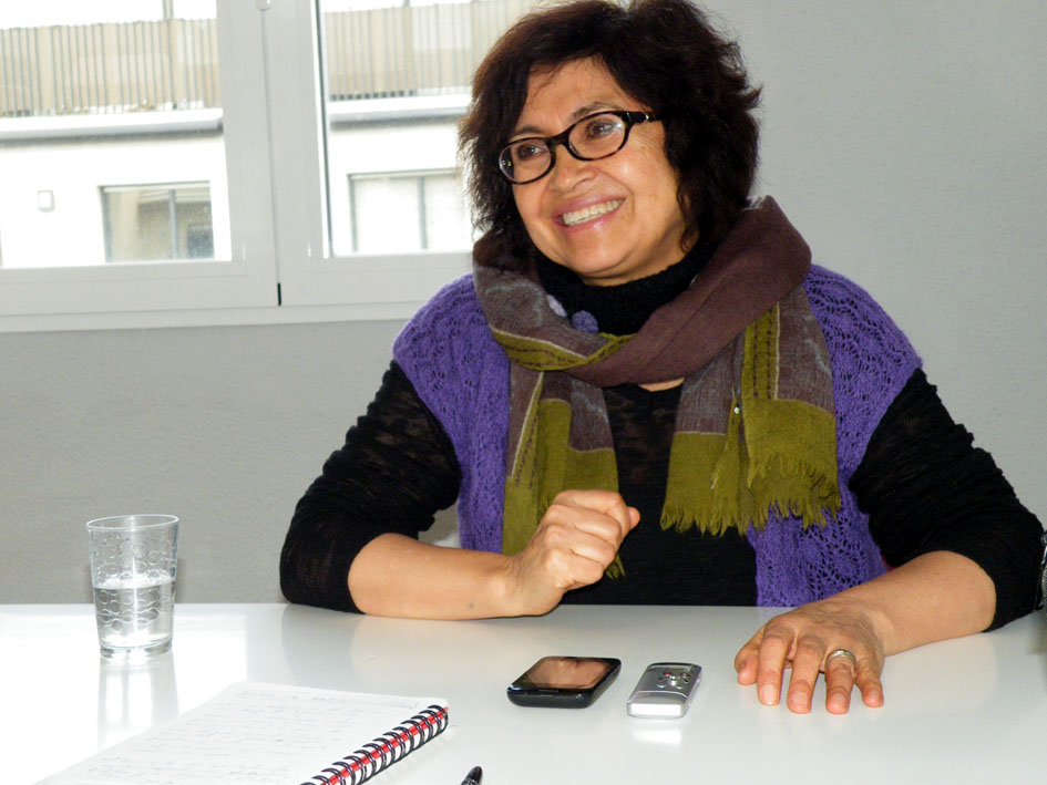 Magdalena León durante su entrevista en Bilbao. Fotografía: OMAL.