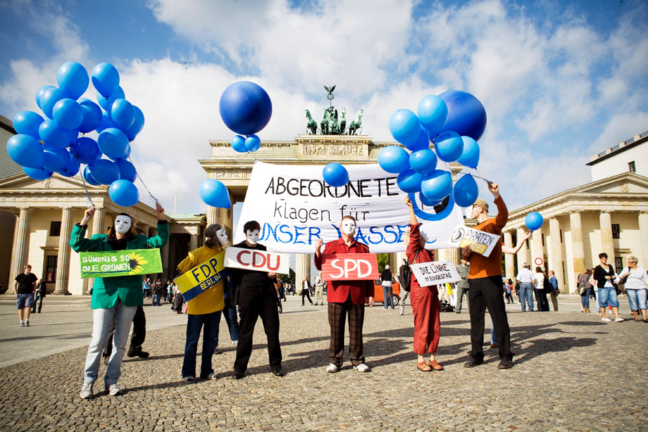 Manifestantes por el agua de Berlín en la Puerta de Brandenburgo durante la campaña del referéndum. Fotografía: Fiona Krakenbürger / Berliner Wassertisch.
