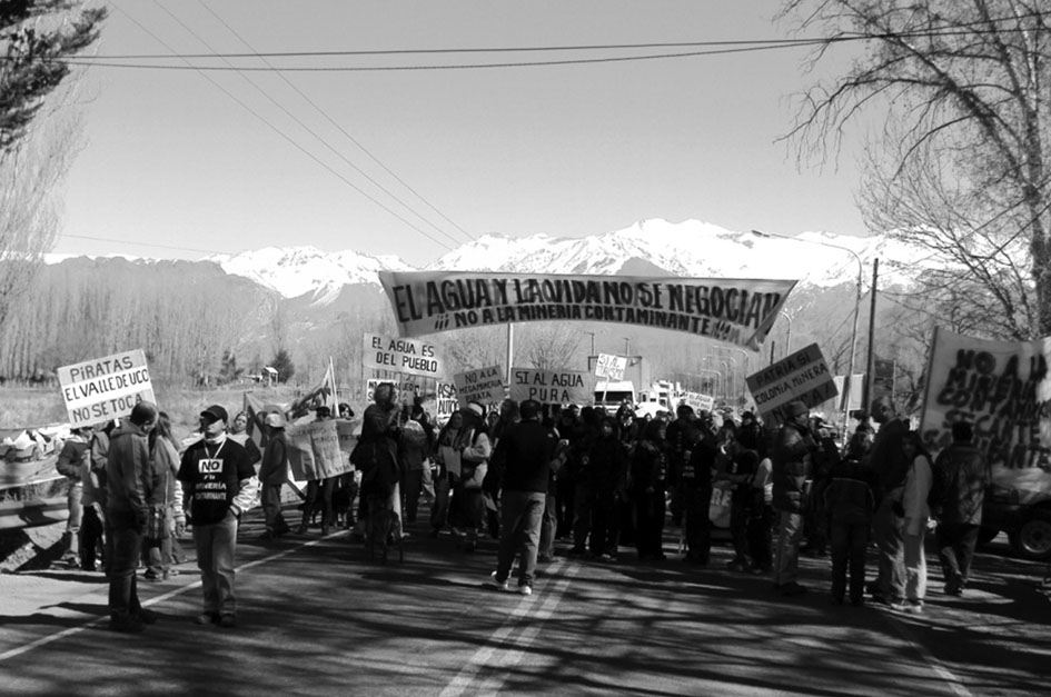Corte de carretera contra la actividad minera sobre la ruta 7 en Uspallata, (Mendoza). Fotografía de Lucrecia Wagner.