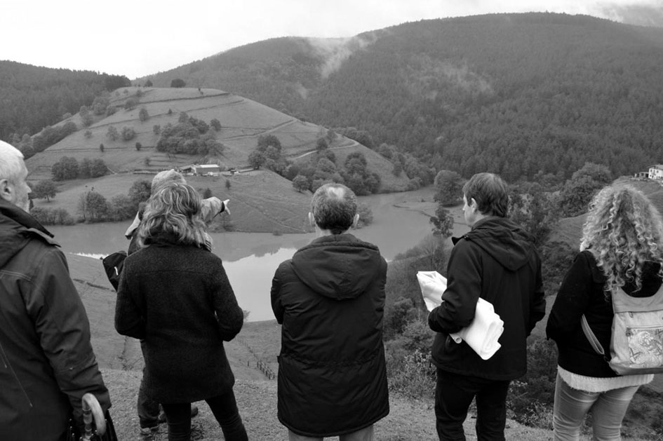 Visita de representantes del Europarlamento al embalse de Oiola en noviembre de 2013. Fotografía de Ekologistak Martxan.