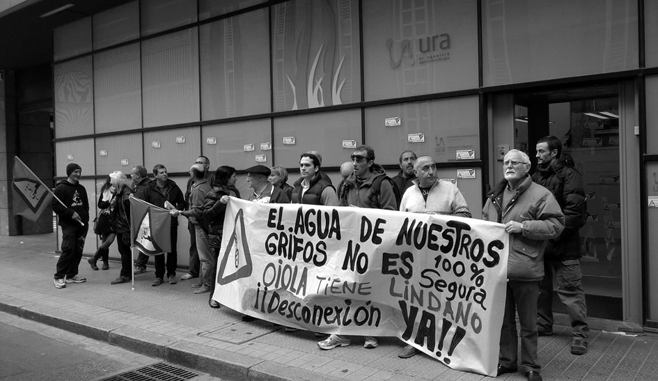 Concentración frente a la Agencia Vasca del Agua. Fotografía de Ekologistak Martxan.