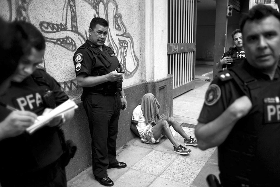 Macri decretó la Emergencia de Seguridad y permite a las fuerzas de seguridad demorar a la ciudadanía para averiguar antecedentes. Fotografía: M.A.F.I.A.