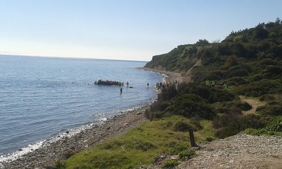 Llegada de un bote de personas refugiadas desde Turquía a la playa próxima al mirador de Katia (sur de Lesbos). Fotografía de Germán García Marroquín.