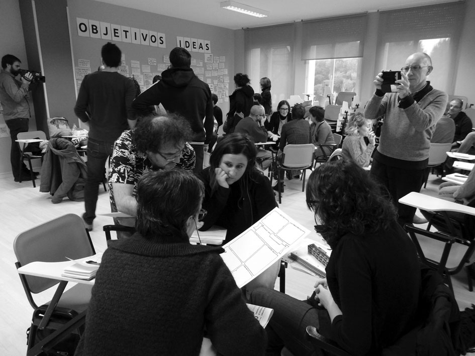Dinámica de trabajo colectivo durante una de las sesiones de #Comun_Ess. Fotografía de Blanca Crespo y Daniel Resón.