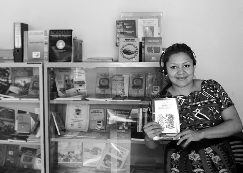 UNO DE LOS OBJETIVOS DE LA ACADEMIA DE LENGUAS MAYAS ES EDITAR MATERIAL SOBRE LA CULTURA E IDIOMA DE LOS PUEBLOS ORIGINARIOS. FOTOGRAFÍA: CAROLINA GAMAZO.