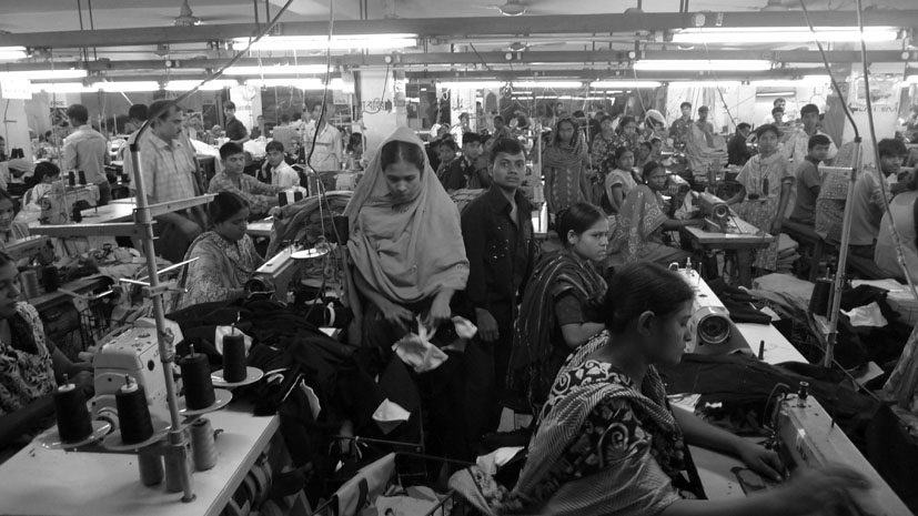 Personal trabajando en la fábrica Garment Worker de Bangladesh. Fotografía: Michaela Königshofer para la “Campaña Ropa Limpia Internacional”.