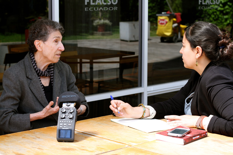 Silvia Federici durante la entrevista realizada por Mº Cruz Tornay. Fotografía de Tania Macera.