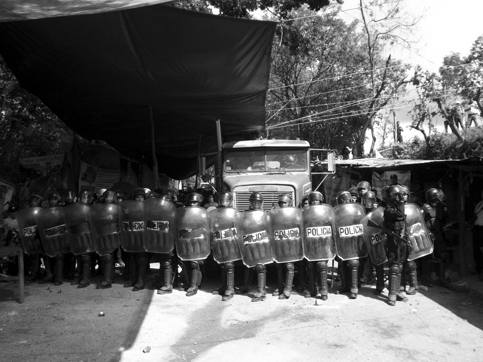 Violento desalojo de la resistencia pacífica anti-minera de La Puya (Guatemala). Fotografía: James Rodríguez.